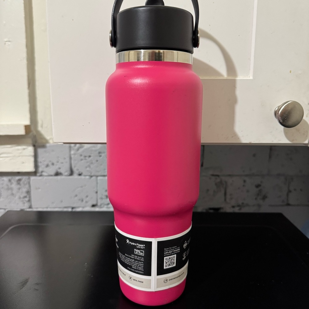 Hydro Flask 32oz Flex Straw Travel Bottle in Zinnia with Black Lid - Picture 3 of 6